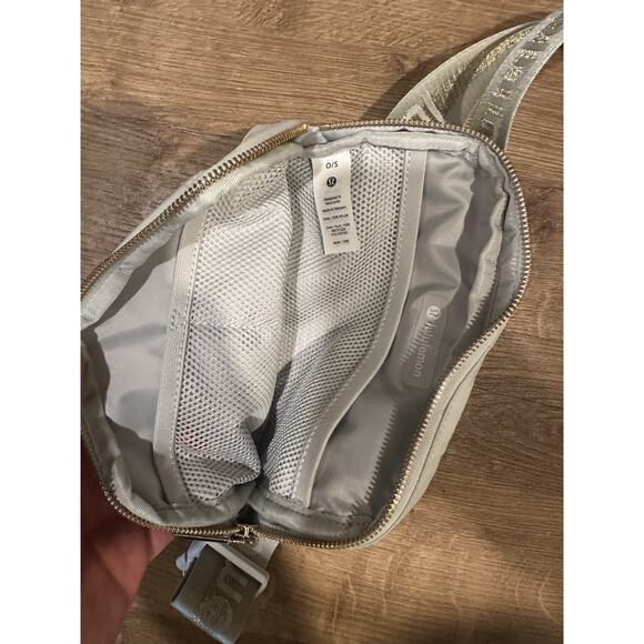 Lululemon Everywhere Belt Bag 1L Wordmark Vapor/Gold/White – Ships Free - Picture 6 of 6